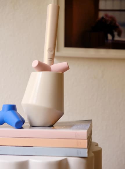 La tazza abbinata trasforma lo spazzolino in un oggetto decorativo.
