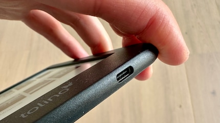 The device charges via USB-C – three hours take it from empty to 100%.
