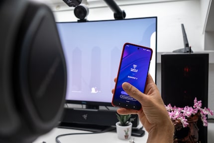 Tramite l'applicazione per smartphone, posso configurare le cuffie anche durante il gioco.