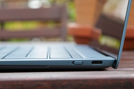 Il tasto accanto all’USB-C sul lato destro accende e spegne la fotocamera.