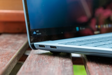 Il MateBook si ricarica dalle due porte USB-C (Thunderbolt 4) sul lato sinistro.