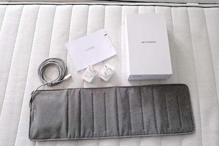 L'unboxing trasmette valore. La scatola contiene il tappetino, un cavo, le istruzioni e due alimentatori.