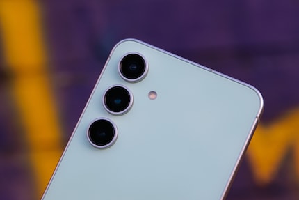 Gli alti anelli intorno alle fotocamere, tipici della serie S24, si ritrovano anche sull'FE.