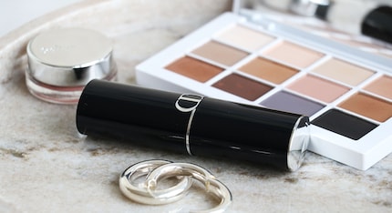 The black plastic packaging gives a high-quality impression.