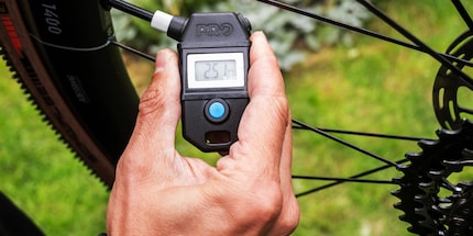 The Eflator reads 2.51 bar after pumping. I had set it to 2.5 bar. This gadget is pretty precise.