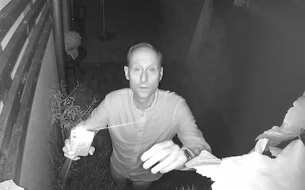 Un fermo immagine da un video in modalità infrarossi: il ladro (io) sta probabilmente cercando di smontare la telecamera.