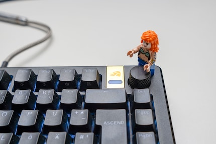 No Nami, quello non è oro, è il badge intercambiabile della tastiera.