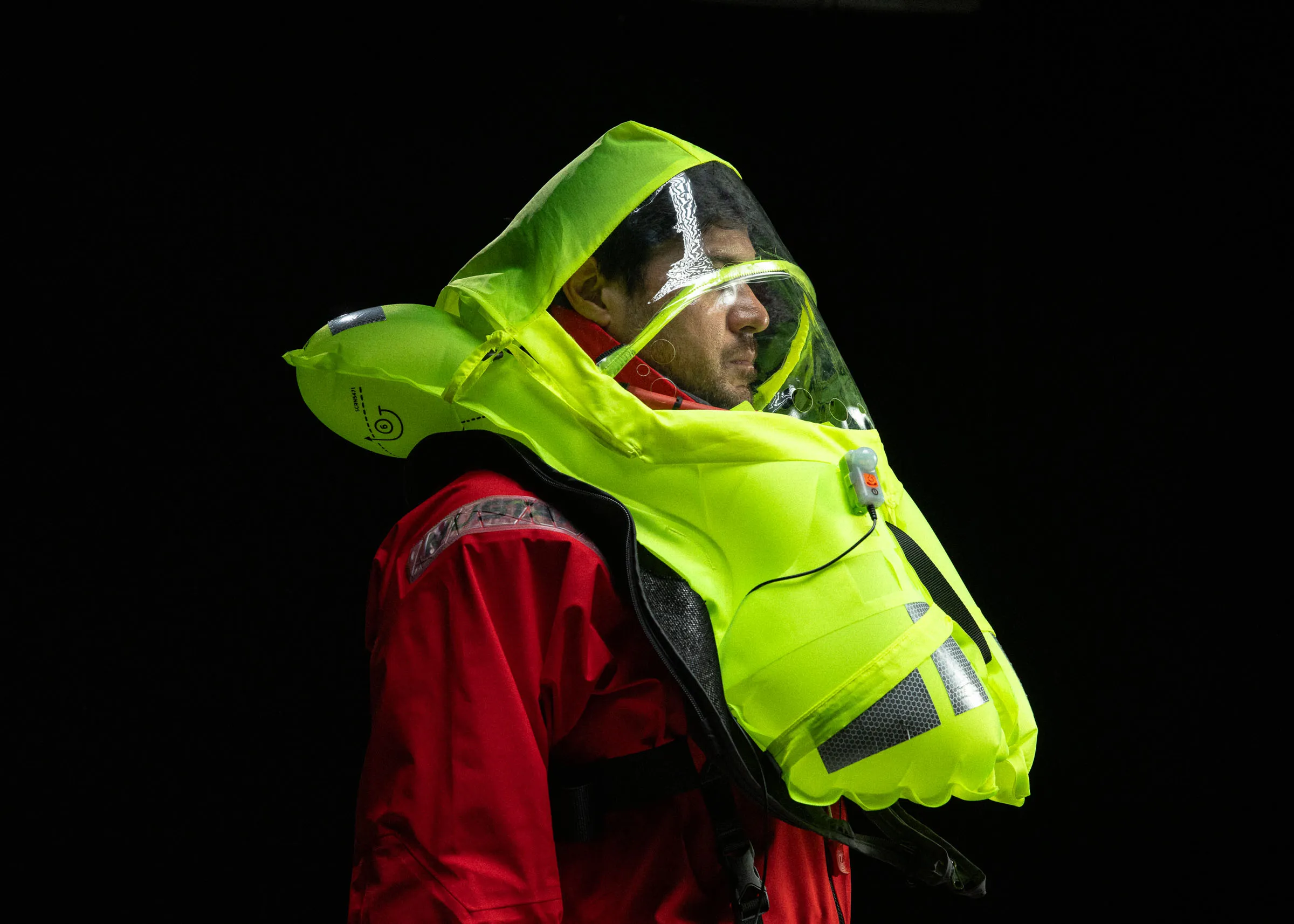 Protetto nella bolla: il giubbotto di salvataggio fornisce galleggiamento e protegge le vie respiratorie dall'acqua.