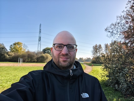 I colori sullo sfondo sono un po' spenti.