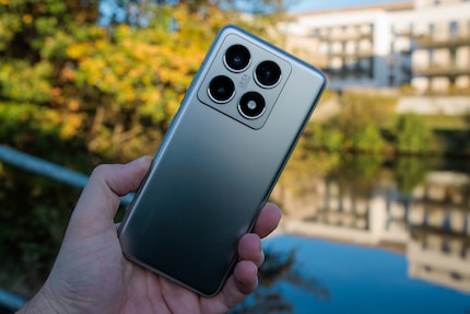 Il retro in plastica, invece che in vetro, ad esempio, rende lo Xiaomi 14T Pro più economico.