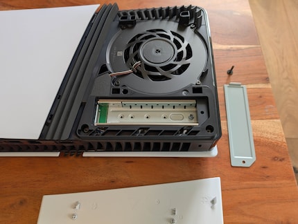 Non appena il coperchio viene rimosso, puoi inserire l'SSD.