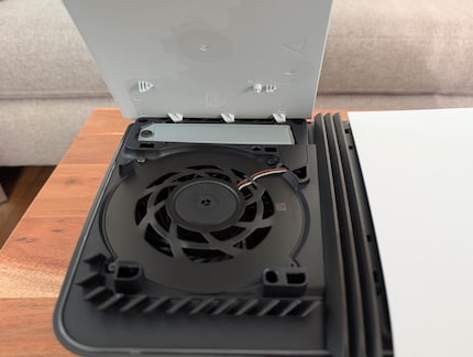 Il coperchio viene prima posizionato sul lato con le tre alette e poi inserito sull'altro lato.