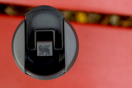Chiusura sofisticata: è facile da aprire e chiudere e non disturba quando bevi.
