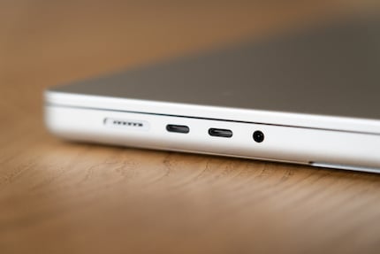 Con i chip Pro e Max ora il MacBook Pro supporta Thunderbolt 5.