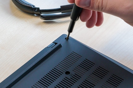 Le viti sono il miglior elemento di fissaggio per Lenovo.