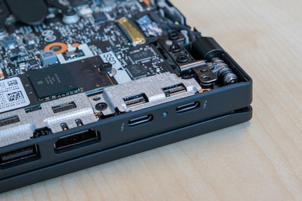 Le porte USB-C devono essere staccate dalla scheda madre.