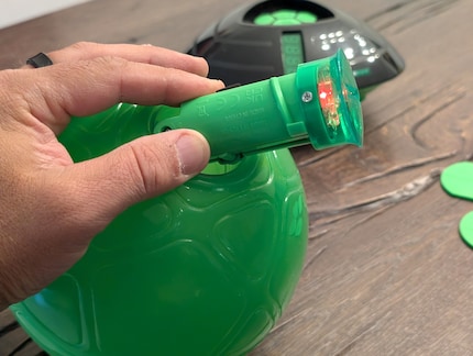 Il vano batteria con la luce a infrarossi si inserisce nel pallone.