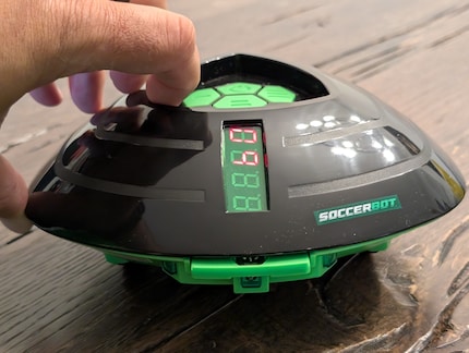 Il sensore a infrarossi e la guida di contatto sono fissati sulla parte anteriore del robot.