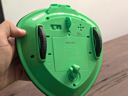Il robot insegue la palla alla rinfusa.