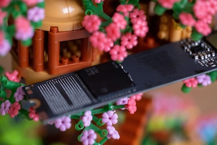 The 2 TB version of the Evo 990 Plus only has one NAND memory chip.
