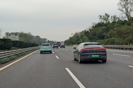 La Zeeker Z001 su un’autostrada cinese.