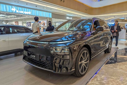 Il SUV Xpeng G9 in un centro commerciale.