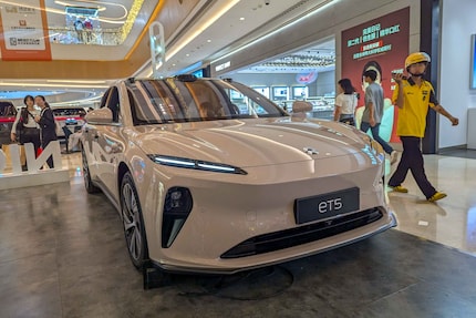 La Nio ET5 esposta in un centro commerciale.