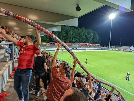 This infinite cup snake clearly shows how closely football and beer are linked for many.
