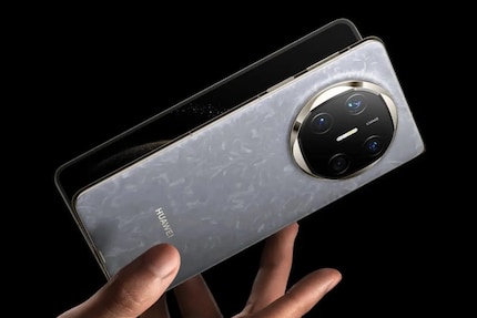 Il Mate X6 è uno smartphone pieghevole molto sottile.