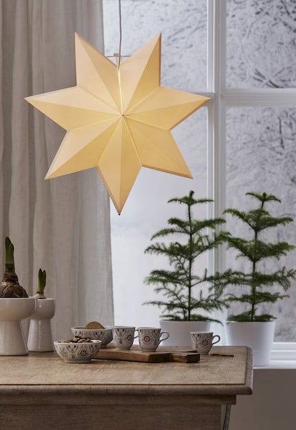 Questa stella ruba la scena al lampadario sopra il tavolo da pranzo.