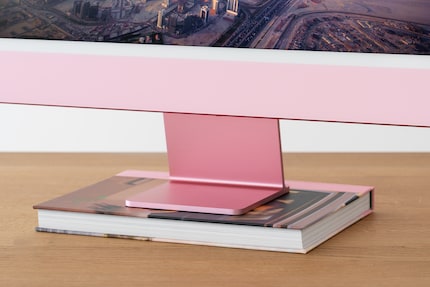 Il monitor non è regolabile in altezza. I libri possono aiutare, ma rovinano l'aspetto Apple.
