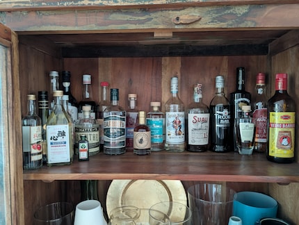 Anche se l'offerta di alternative analcoliche sta crescendo, probabilmente sarà sempre inferiore a quella dell'alcol. Ecco un'occhiata al mio armadietto dei liquori, che non è ancora stato svuotato.