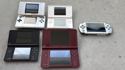 Dall'alto a sinistra, a in basso a destra: Nintendo DS, Nintendo DS Lite, Nintendo DSi e Nintendo DSi XL. A destra la PSP.