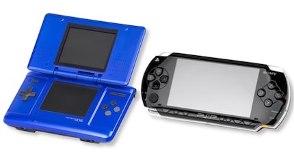 Un confronto tra il Nintendo DS e la PSP-1000.