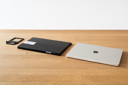 Quando è ripiegato, il doppio display è leggermente più piccolo del mio MacBook Pro.