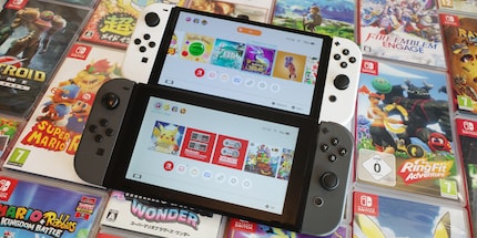 Le mie due console: la versione OLED più recente in alto e l'originale in basso.