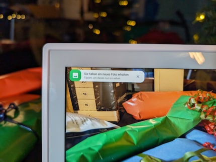 La cornice ha un touchscreen e mostra, ad esempio, quando è arrivata una nuova foto.