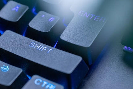 I keycap sono ruvidi e offrono una buona presa. Purtroppo, l'effetto di trasparenza dell'illuminazione RGB non è uniforme con le scritte lunghe.