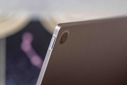Gli intagli sul telaio rendono il tablet facile da impugnare.