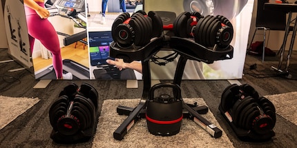 Home training with dumbbells and kettlebells is booming. In the picture: products from Bowflex.