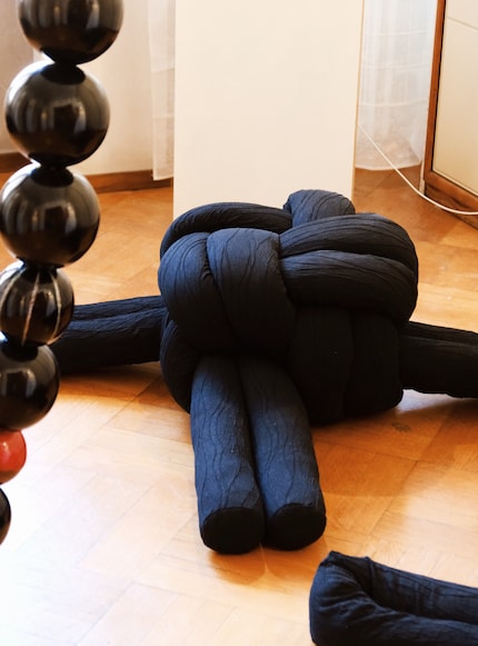 Il nome dello sgabello Tying Wishes si ispira alla tradizione coreana di regalare nodi per augurare buona fortuna..