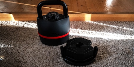 One kettlebell, many weights: the SelectTech 840 from Bowflex for home use.