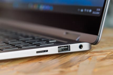 Lettore di schede microSD, USB-A e jack sul lato destro.