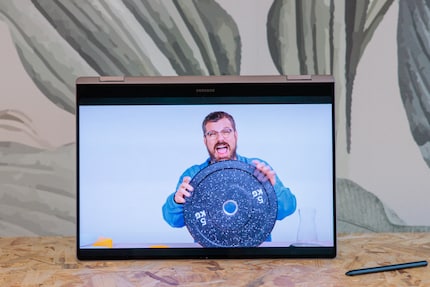 Il Galaxy Book5 Pro 360 non necessita di molto spazio per guardare i video, ad esempio.