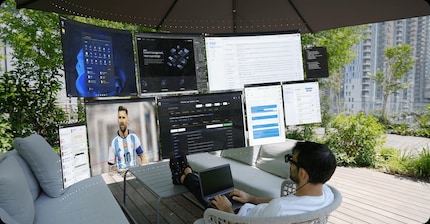 L'ufficio virtuale con un enorme monitor.