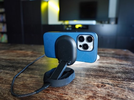 Questo caricatore Qi2 di Belkin funziona solo con i magneti. Senza, lo smartphone non terrebbe neanche.