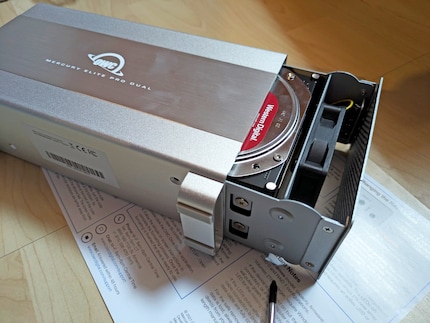 Everything fits perfectly. The hard drives are each secured with four screws – the inner casing is also attached to the outer casing with four screws.