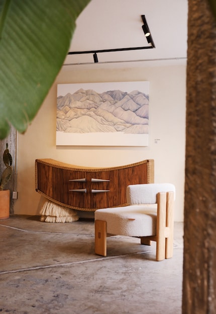 The wooden legs are wrapped in henequén fibres, which have a soft and warm effect.
