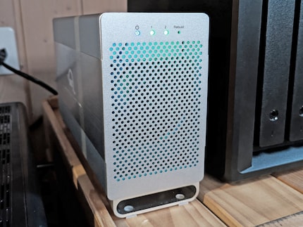 The power, HDD 1 and 2 and rebuild status are shown by LEDs.