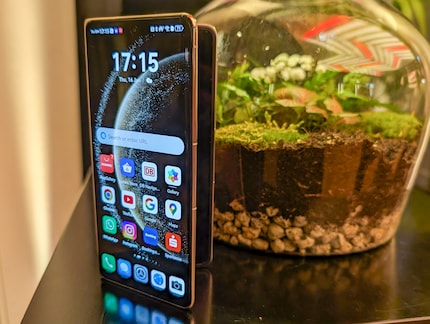 Il display esterno è grande la metà di quello interno.